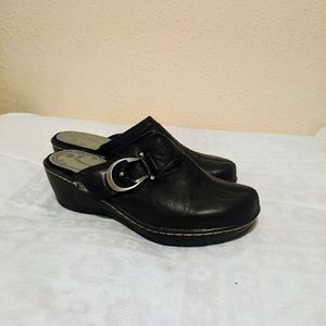 Bare traps leather clogs